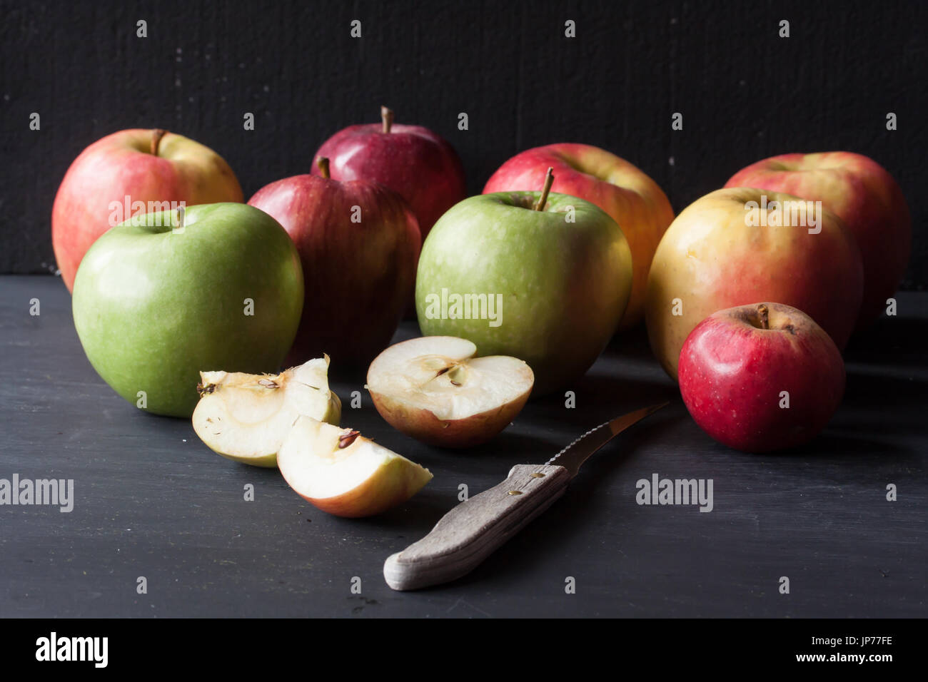 Des pommes rouges et vertes sur fond noir Banque D'Images