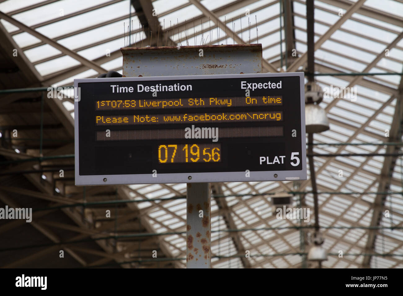 Écran Informations client à la gare de Chester se montrant un train direct pour Liverpool South Parkway et Facebook lien pour le NCRUG page Banque D'Images