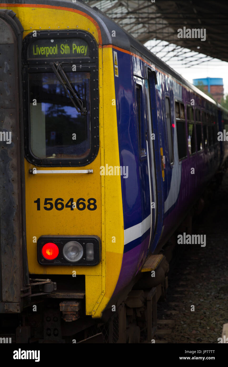 Classe du nord 156 Train Diesel à Chester, formant un service pour prendre la promenade sud de Liverpool au cours de la route courbe de Halton. Banque D'Images