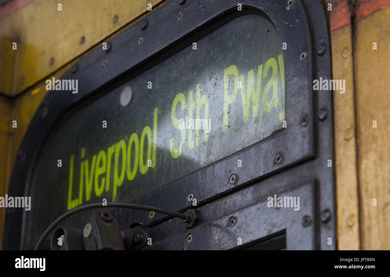 Northern Rail Class 156 avec Destination Blind défini pour Liverpool South Parkway sur le service direct de Chester via la courbe de Halton Banque D'Images