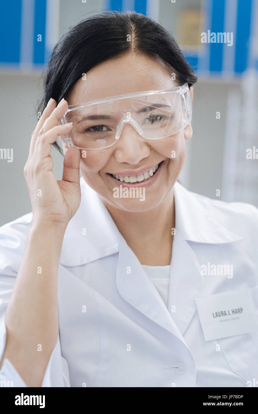 Heureux heureux portant un chimiste labcoat Banque D'Images