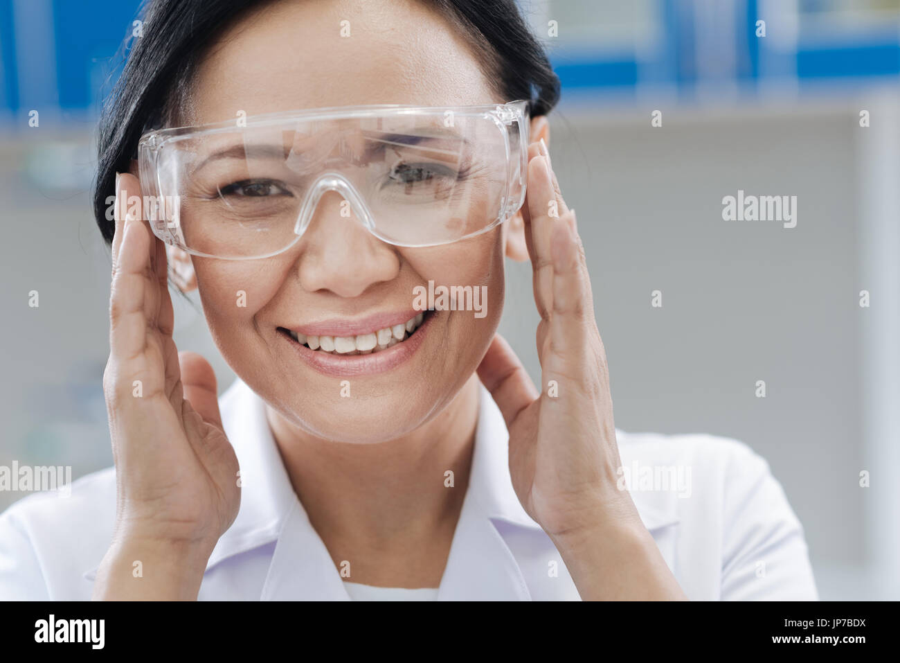 Chercheur en laboratoire ravi sa fixation lunettes de protection Banque D'Images