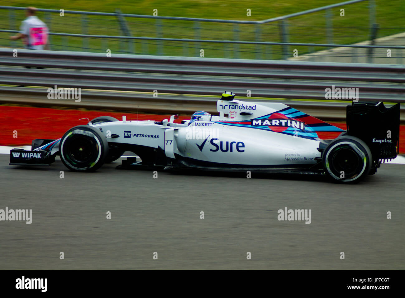Une Williams F1 voiture à l le premier coin de la Silverstone Grand Prix au cours de la 2016 British Grand Prix de Formule 1 Banque D'Images