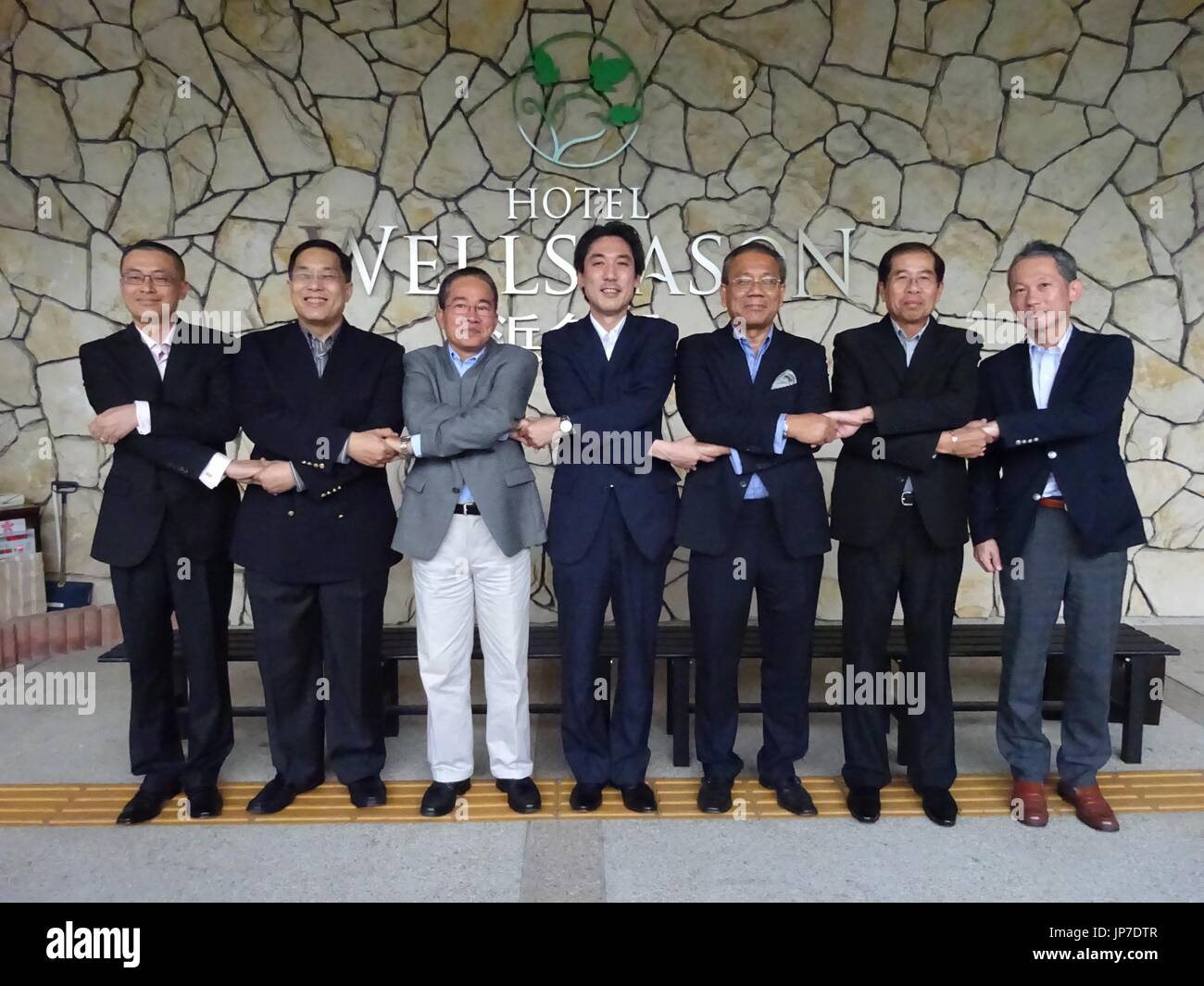 Des hauts fonctionnaires du Japon et cinq pays d'Asie du Sud-Est le long de la rivière du Mékong posent pour une photo de groupe dans un hôtel à Hamamatsu, préfecture de Shizuoka au centre du Japon, le 31 mai 2015, avant la tenue d'une réunion préparatoire à une Japan-Mekong 4 sommet prévue pour juillet à Tokyo. Les cinq membres du Mékong sont le Cambodge, Laos, Myanmar, Thaïlande et Vietnam. (Kyodo) = =Kyodo Banque D'Images