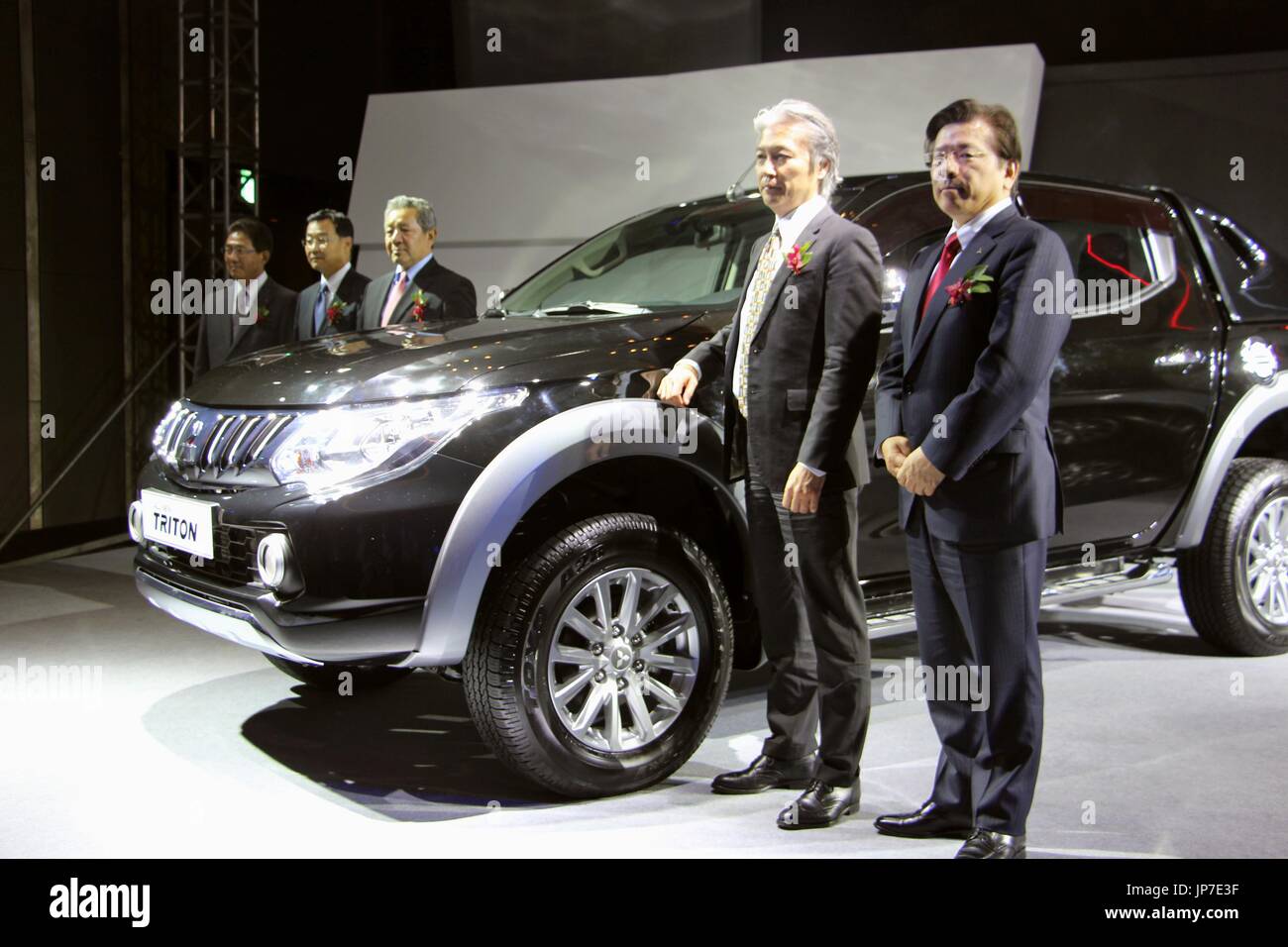 Mitsubishi Motors Corp. Président Tetsuro Aikawa (R) assiste à un événement de promotion des ventes pour la camionnette Triton à Hanoï le 27 mai 2015, l'entreprise vise à stimuler davantage son entreprise en Association des nations de l'Asie du marché. (Kyodo) = =Kyodo Banque D'Images