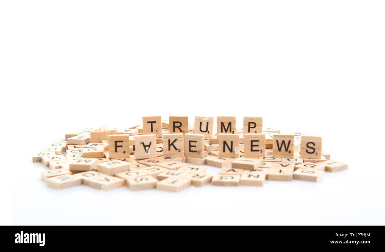 Trump et Fake News énoncés sur word des tuiles sur un fond blanc. Banque D'Images