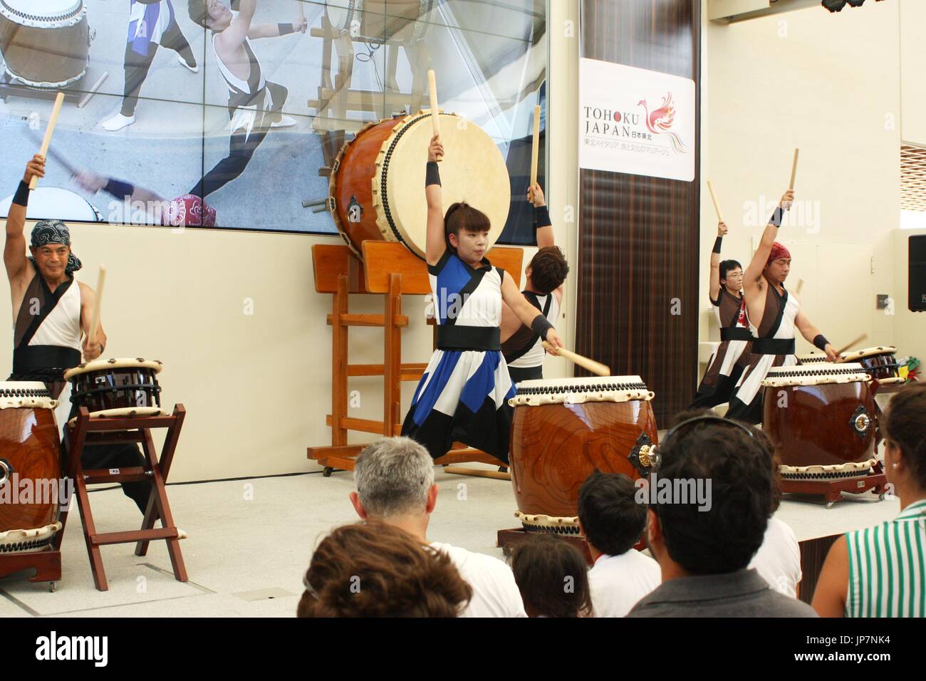 Batteurs dans Ishinomaki, préfecture de Miyagi, dans le nord-est du Japon, effectuer la traditionnelle locale "date pas de tambour Taiko Kurofune' montrent à l'Expo Milano 2015 en Italie le 24 juillet 2015, d'exprimer leur gratitude pour l'appui qu'ils ont reçu après la catastrophe du tsunami de 2011. (Kyodo)  = =Kyodo Banque D'Images