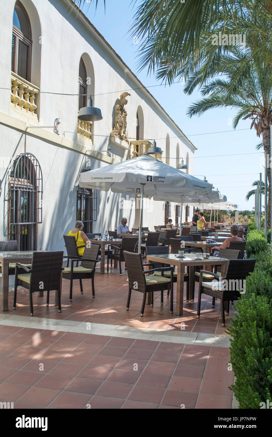 En dehors de la salle à manger dans le Restaurant El Cason Hacienda Riquelme Golf Resort à Murcia Espagne Banque D'Images