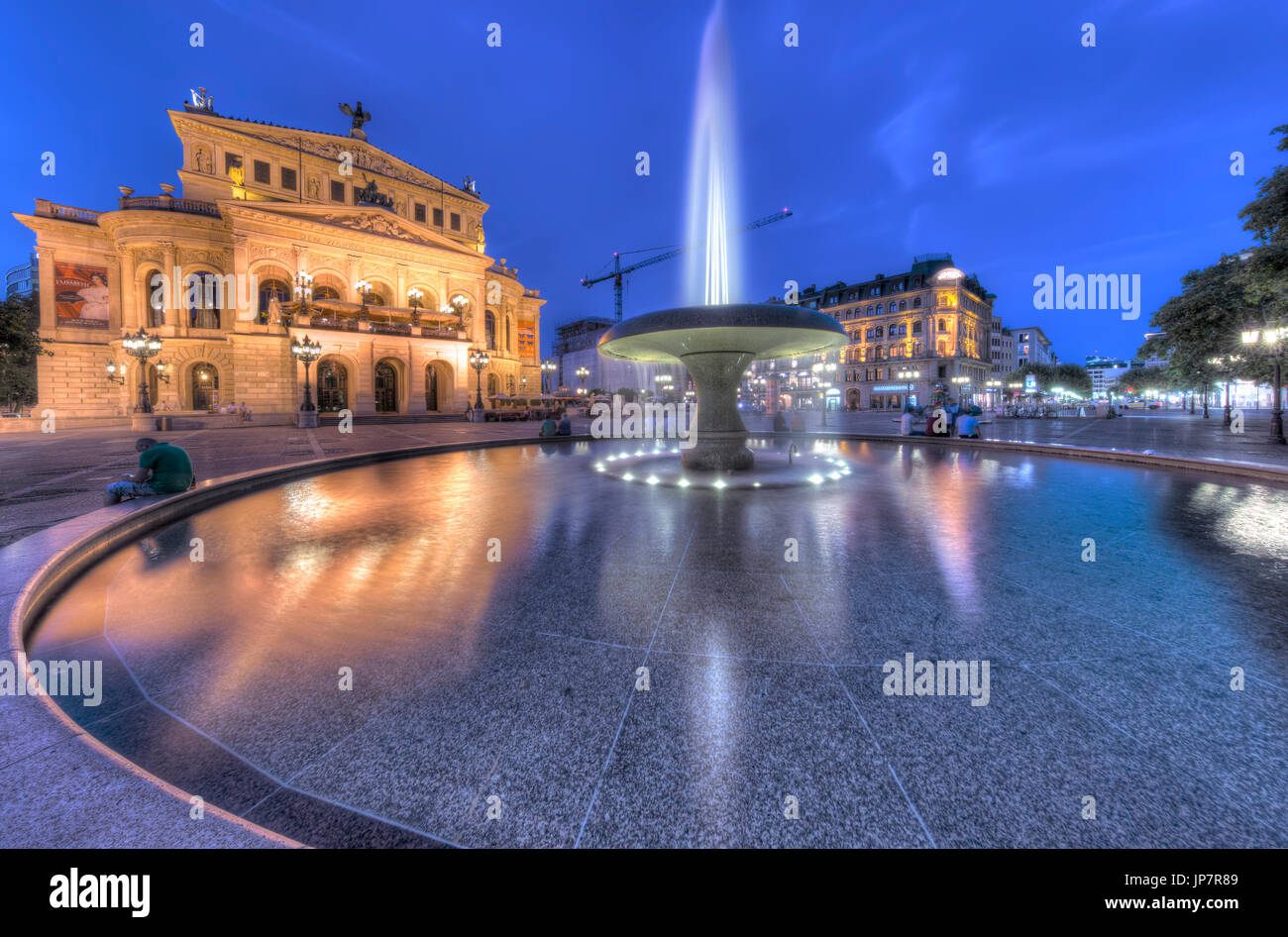 La fontaine Lucae et Alte Oper à Francfort. Banque D'Images