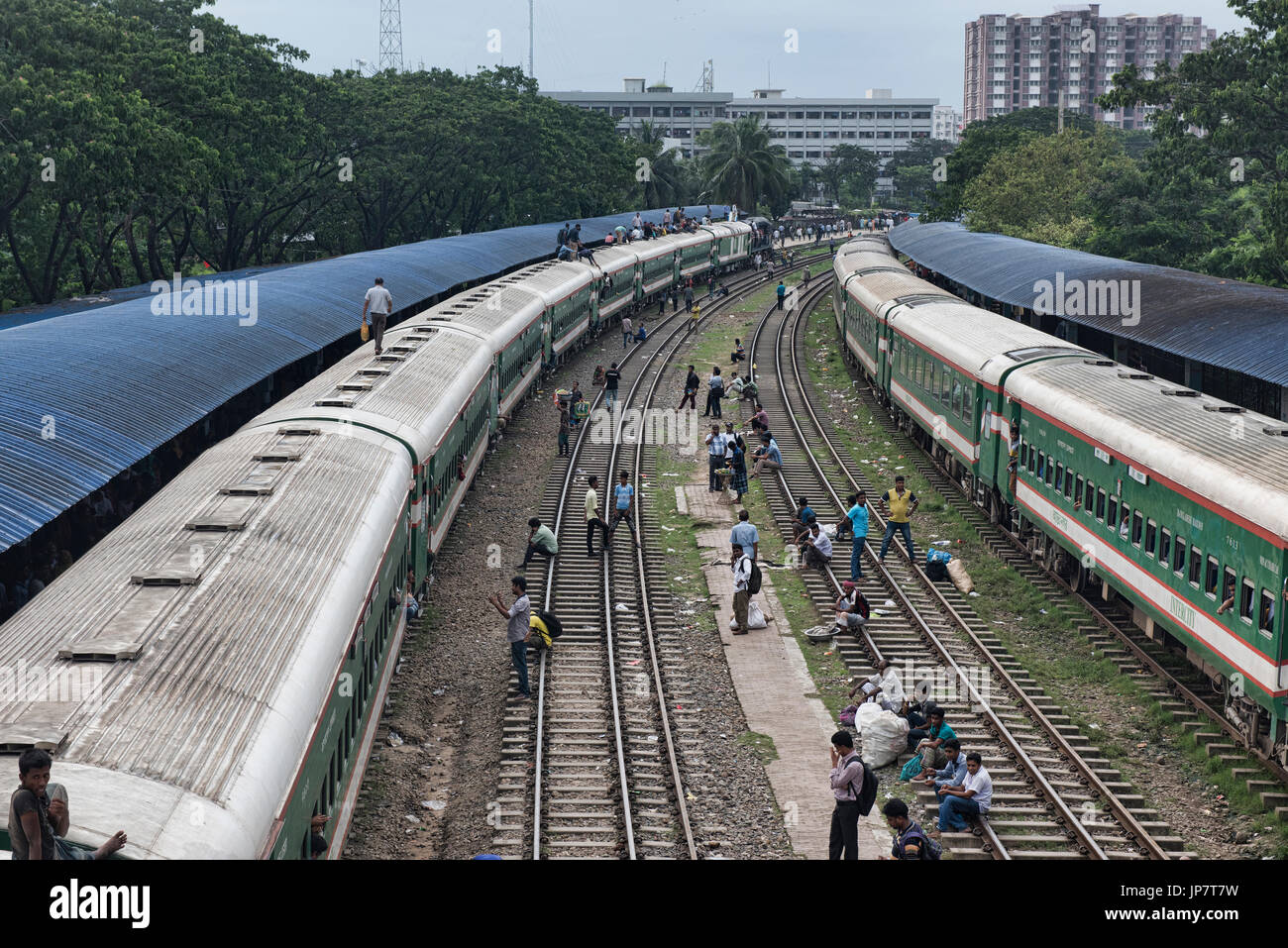 Les gens souvent sur le dessus des trains, Dhaka, Bangladesh Banque D'Images