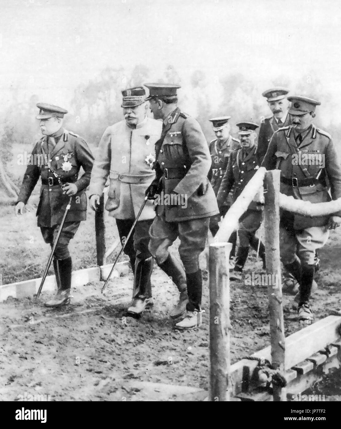 Première Guerre mondiale, les dirigeants alliés se rendant sur la ligne de front en 1915. De gauche à droite : John French, Joseph Joffre, Douglas Haig Banque D'Images