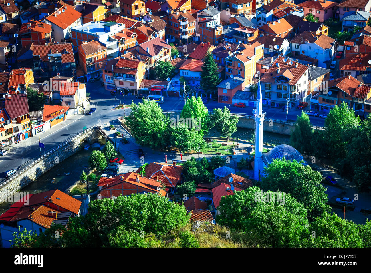 L'Europe, Kosovo, Prizren, ville historique sur les rives de la rivière Bistrica Prizren, vieille ville avec antenne panorama mosquée ottomane et maisons aux toits rouge Banque D'Images