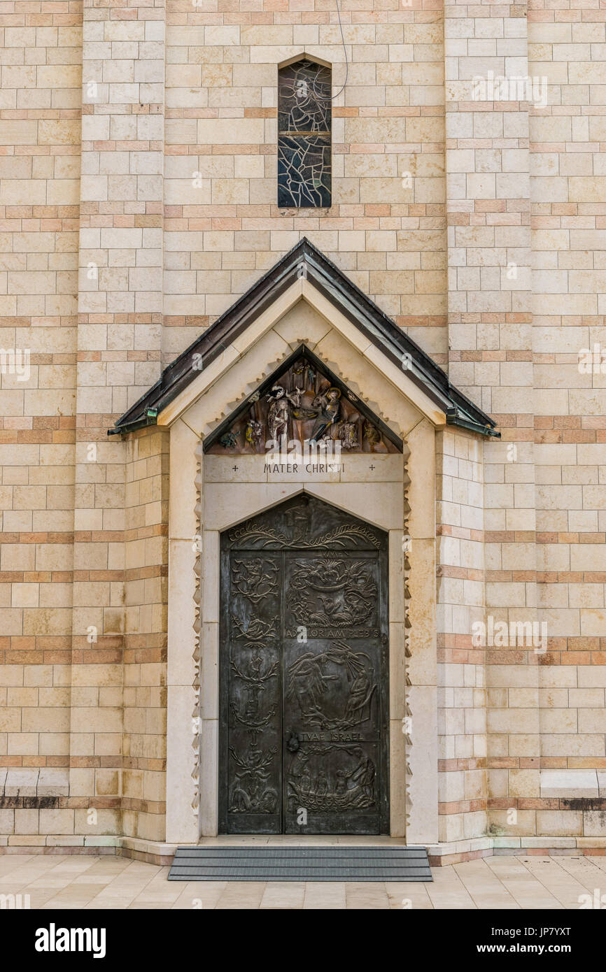 La basilique de l'Annonciation - porte de yard Banque D'Images
