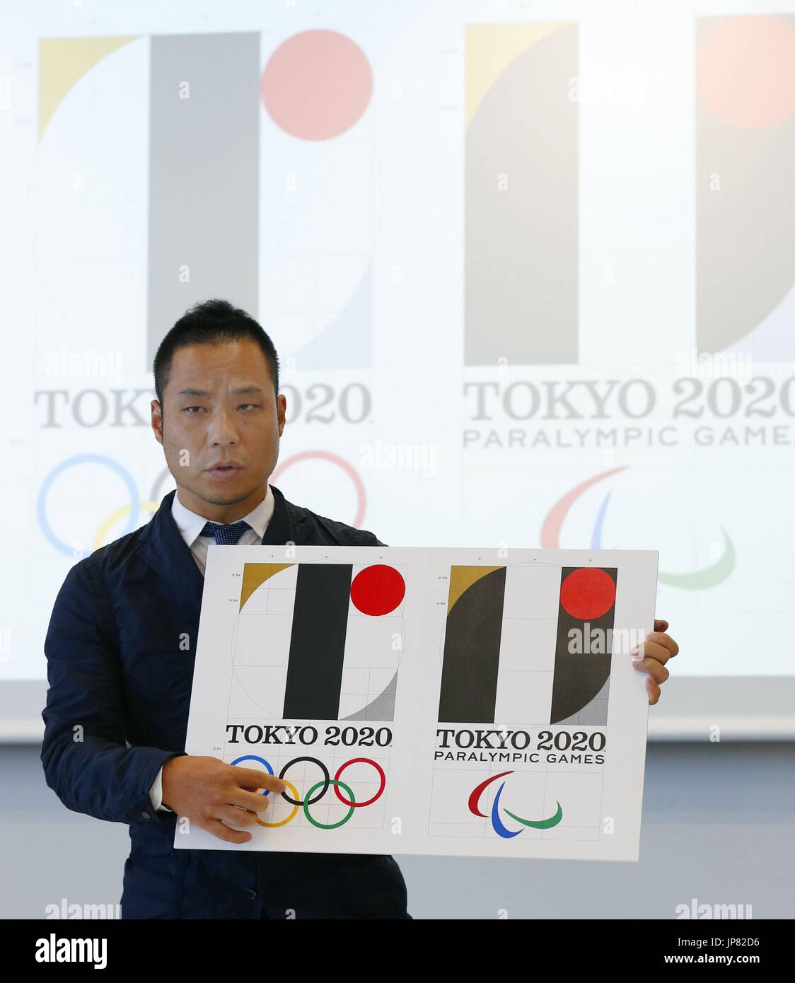 Kenjiro Sano, le designer japonais des Jeux Olympiques de Tokyo 2020, assiste à une conférence de presse à Tokyo le 5 août 2015, après un designer belge affirme que le logo a été plagié son logo théâtre belge. Sano refusé plagiat, dit l'accusation est sans fondement. (Kyodo)  = =Kyodo Banque D'Images