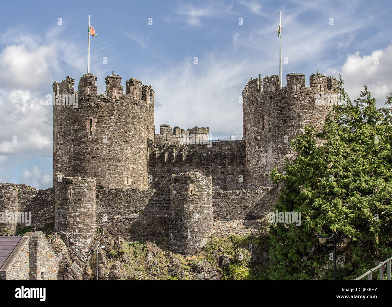 Deux tours de Château de Conwy, au nord du Pays de Galles, complet avec le Welsh Les drapeaux sur les deux tours. Image prise par une belle journée ensoleillée Banque D'Images