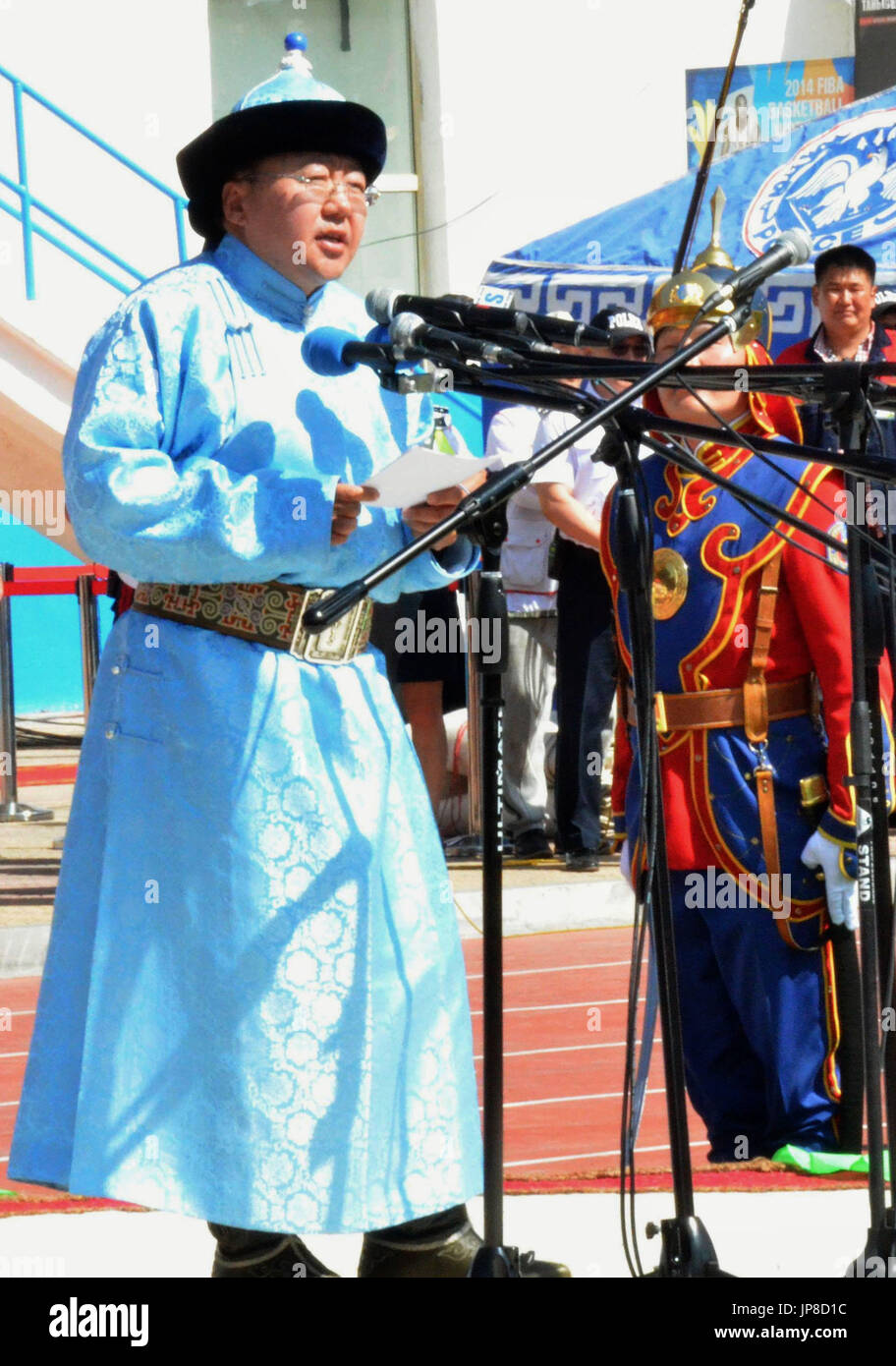 Le Président mongol Tsakhiagiin Elbegdorj prononce un discours à la cérémonie d'ouverture pour le festival Naadam, la nation du sport d'été, juste à Oulan-bator le 11 juillet 2015. (Kyodo) = =Kyodo Banque D'Images