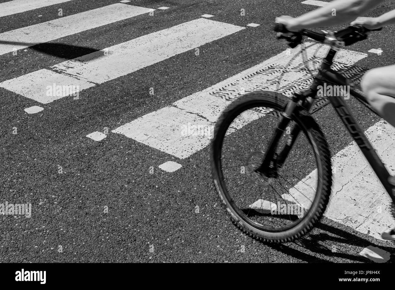 Noir et blanc de la moto Crossing sur la route zebra Banque D'Images