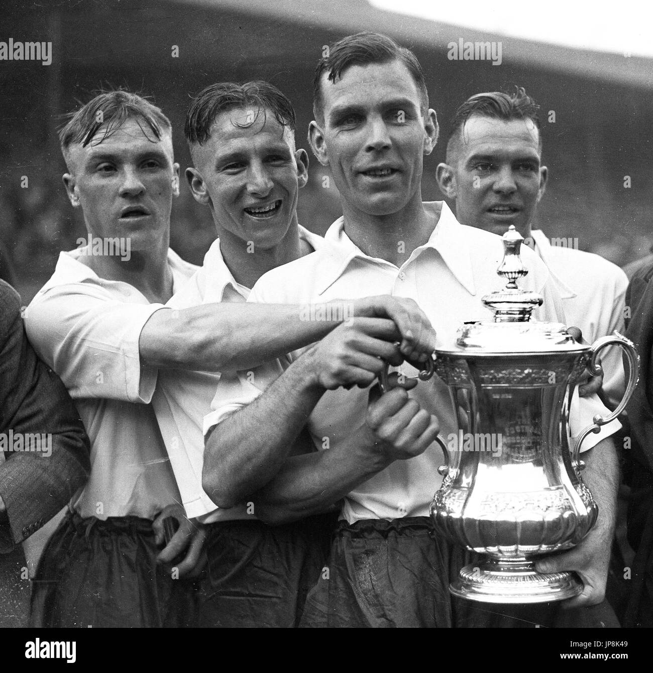La finale de la FA Cup Winners 1938 Preston North End Bill Shankly (à gauche) célèbre la victoire finale de la FA Cup 1938 avec le capitaine Tom Smith tenant le trophée. Banque D'Images