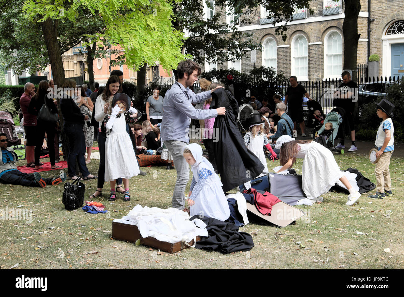 Les familles s'habillent en costumes victoriens au jardin annuel Fete Compton Terrace Gardens près de Upper Street Islington Londres N1 UK KATHY DEWITT Banque D'Images