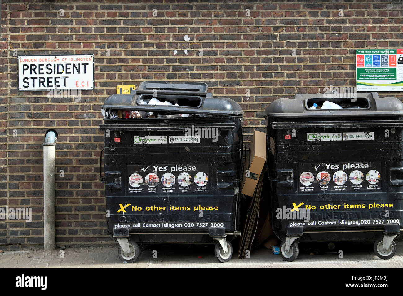 Les bacs de recyclage à côté de Département du Nord-Ouest rue Président signe STREET EC1 dans East London UK KATHY DEWITT Banque D'Images