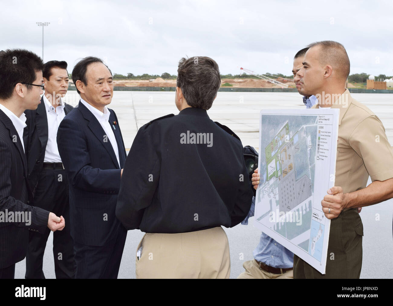 Secrétaire Général du Gouvernement japonais Yoshihide Suga (3e à partir de L) visite le Andersen Air Force Base à Guam le 30 octobre, 2015. Pendant le voyage, Suga a parlé avec le Lieutenant-général John Toolan, commandant des forces du Corps des Marines des États-Unis, du Pacifique, soulignant l'accord bilatéral à placer certains des Marines des États-Unis en plus au sud du Japon préfecture de Okinawa à Guam et ailleurs comme un moyen d'alléger le fardeau de la préfecture de l'île, à un moment où l'intention de réinstaller une base américaine dans l'Okinawa fait face à l'opposition locale. (Kyodo) = =Kyodo Banque D'Images