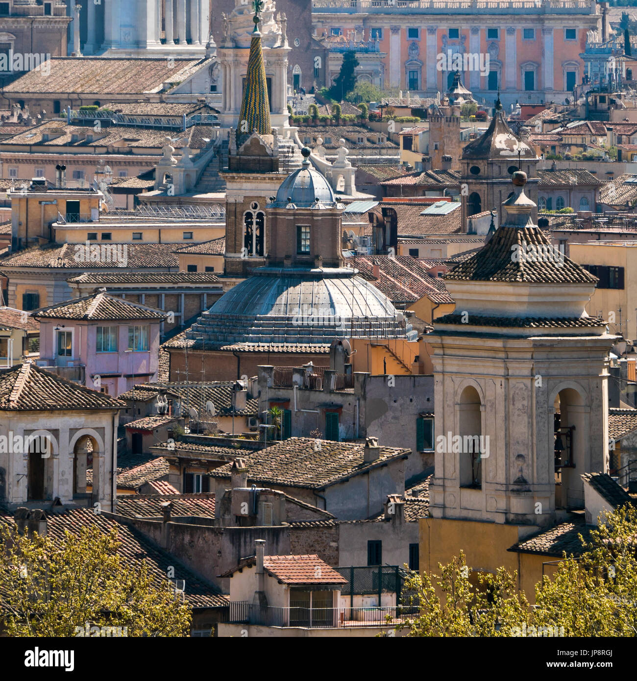 Antenne carrés cityscape sur les toits de Rome. Banque D'Images