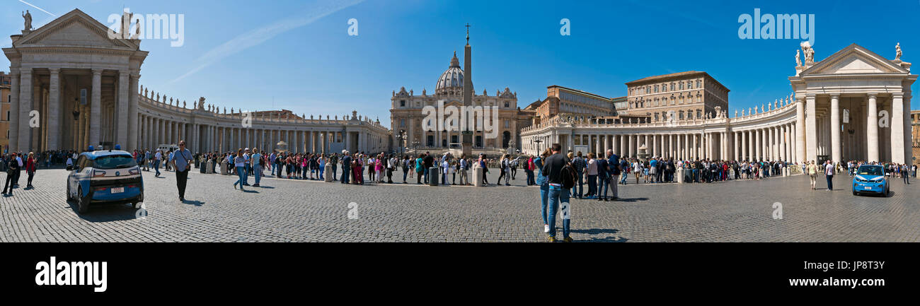 Vue panoramique horizontal de la Place Saint Pierre et la Basilique Saint Pierre au Vatican à Rome. Banque D'Images