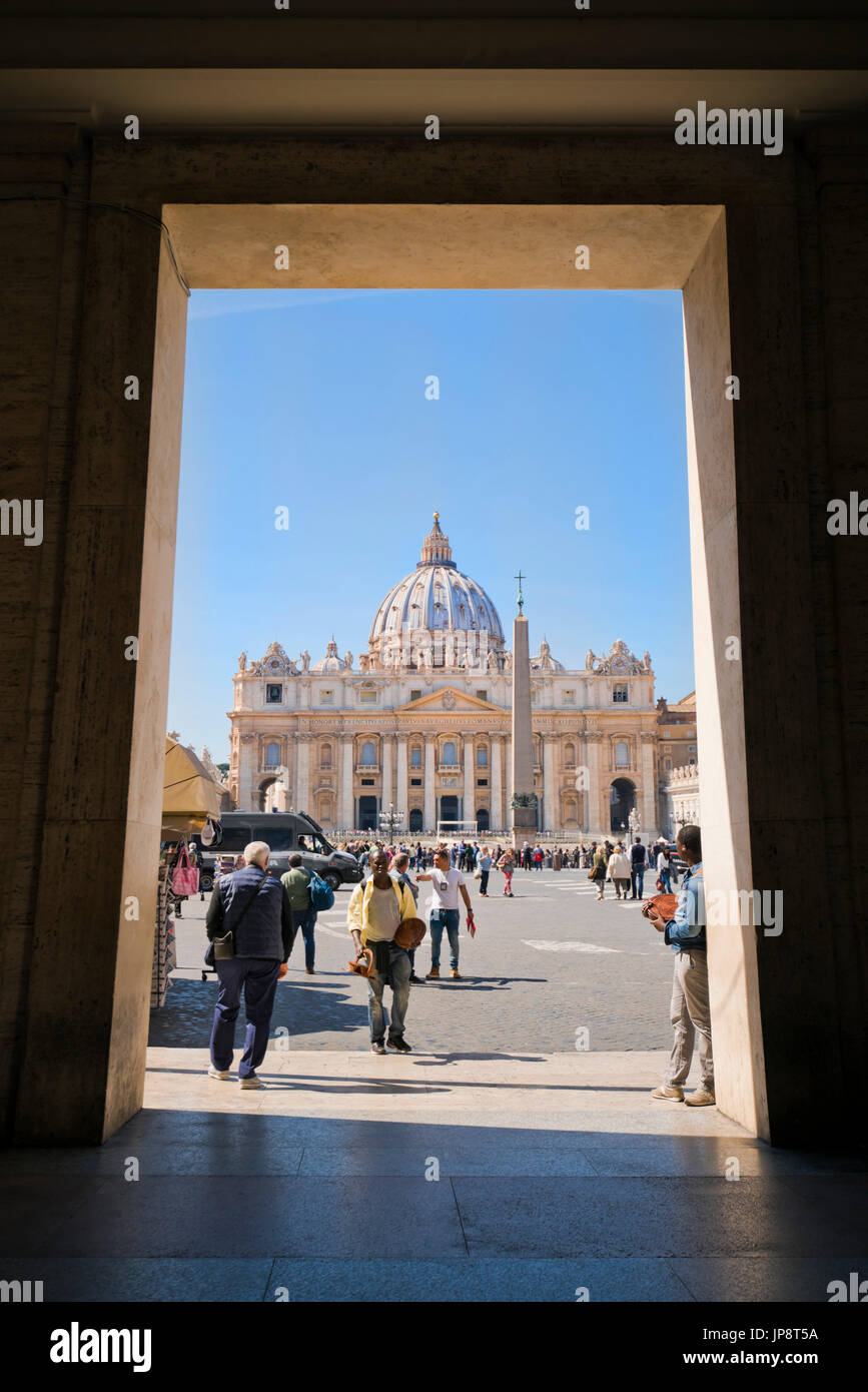 Vue verticale de la Place Saint Pierre et la Basilique du Vatican à Rome. Banque D'Images