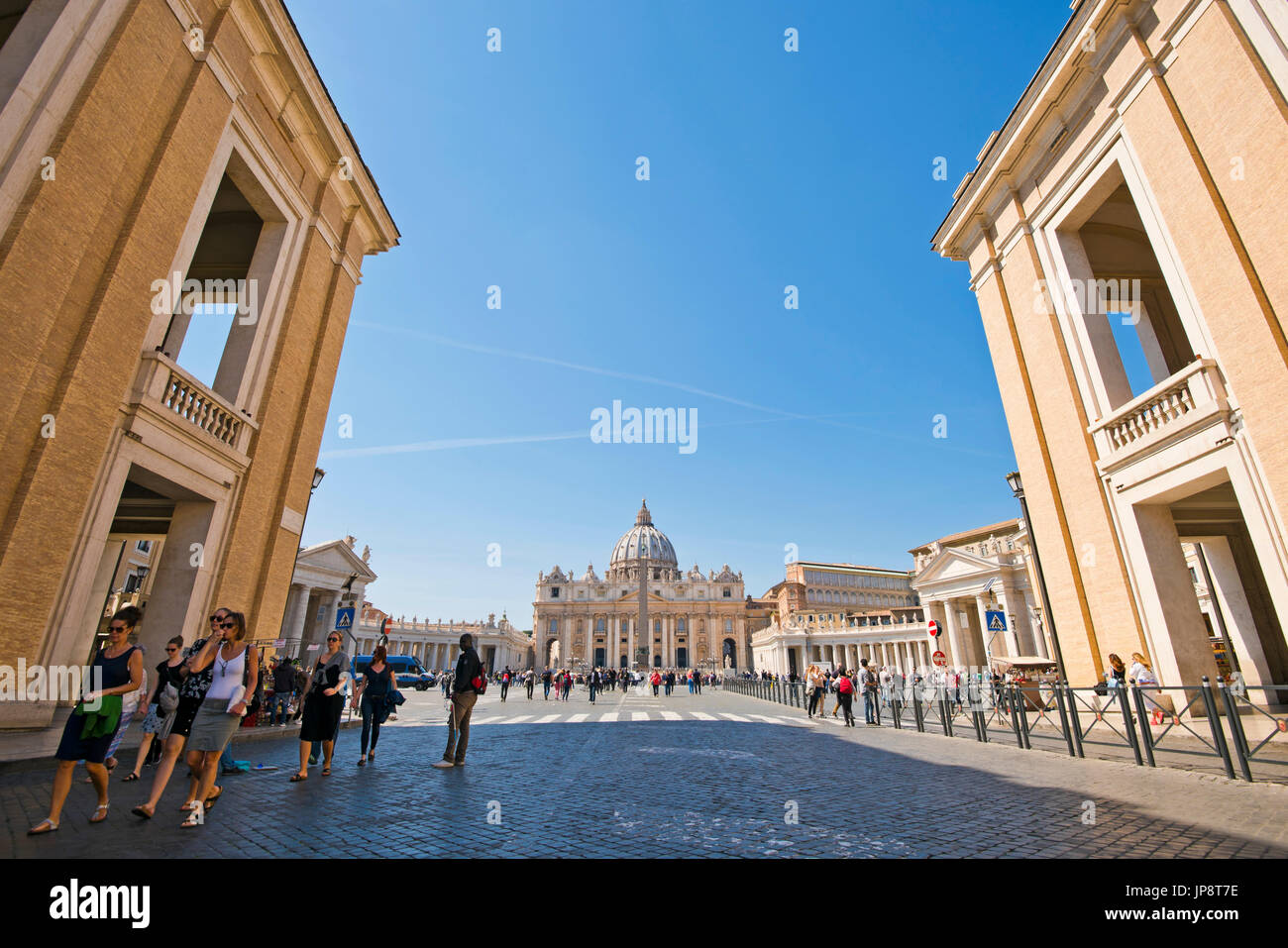 Streetview horizontale de la Basilique St Pierre et le Square au Vatican à Rome. Banque D'Images