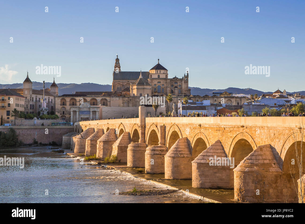 Espagne, Andalousie, région de la ville de Cordoba, pont romain, Cordoba Cathedral-Mosque Banque D'Images