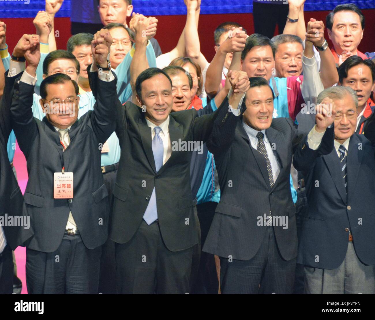 Eric Chu (2e à partir de L), président du parti nationaliste (KMT), président taiwanais Ma Ying-jeou (2n à r) et d'autres responsables du parti rejoindre les mains à un congrès extraordinaire du parti à Taipei le 17 octobre 2015, après que la partie législative remplacé Vice-président Hung Hsiu-Chu Chu avec comme son candidat à la présidence pour l'élection qui aura lieu en janvier. (Kyodo) = =Kyodo Banque D'Images