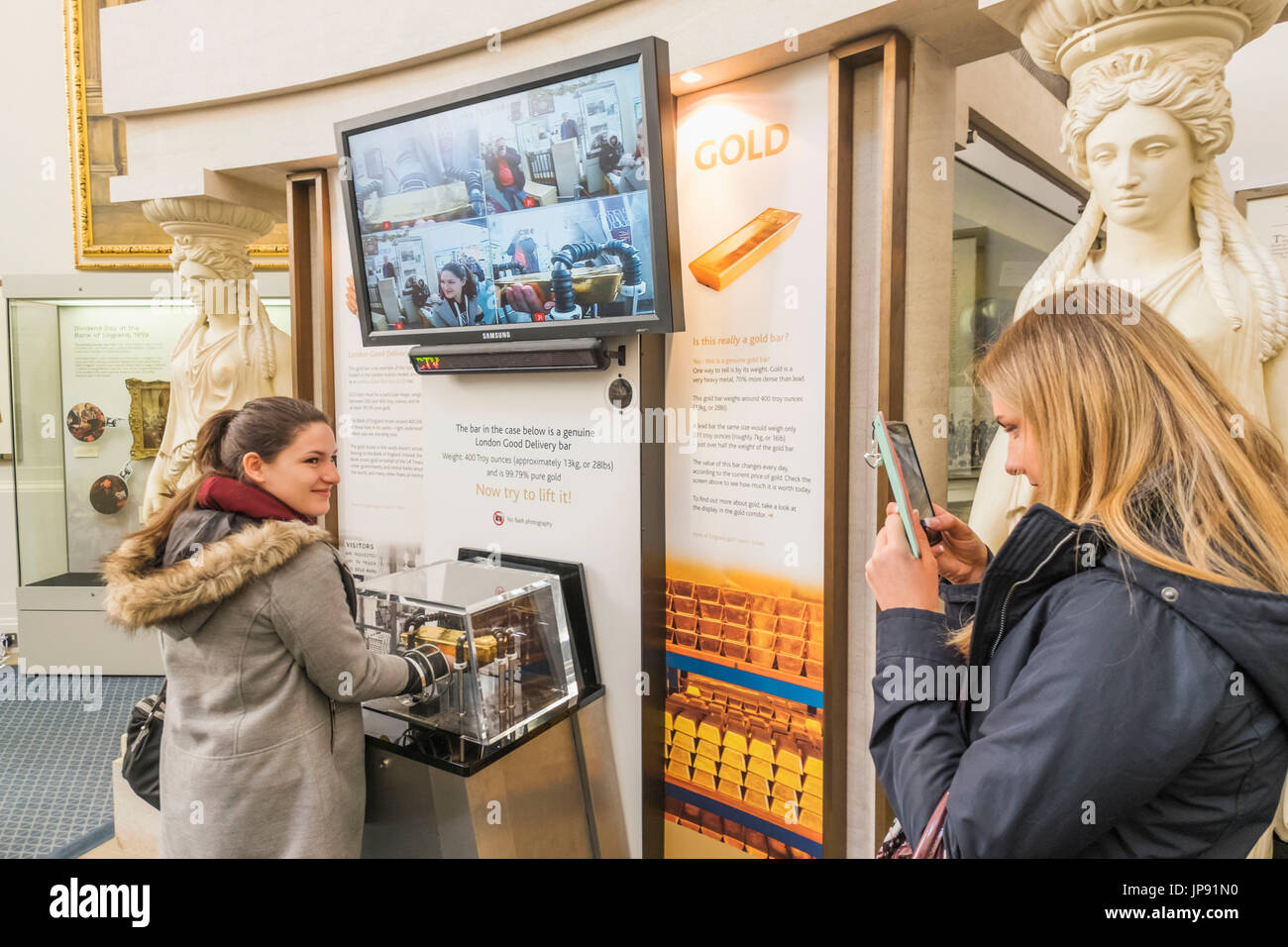 L'Angleterre, Londres, la ville, Bank of England Museum, levage Visiteur Barre d'or solide Banque D'Images