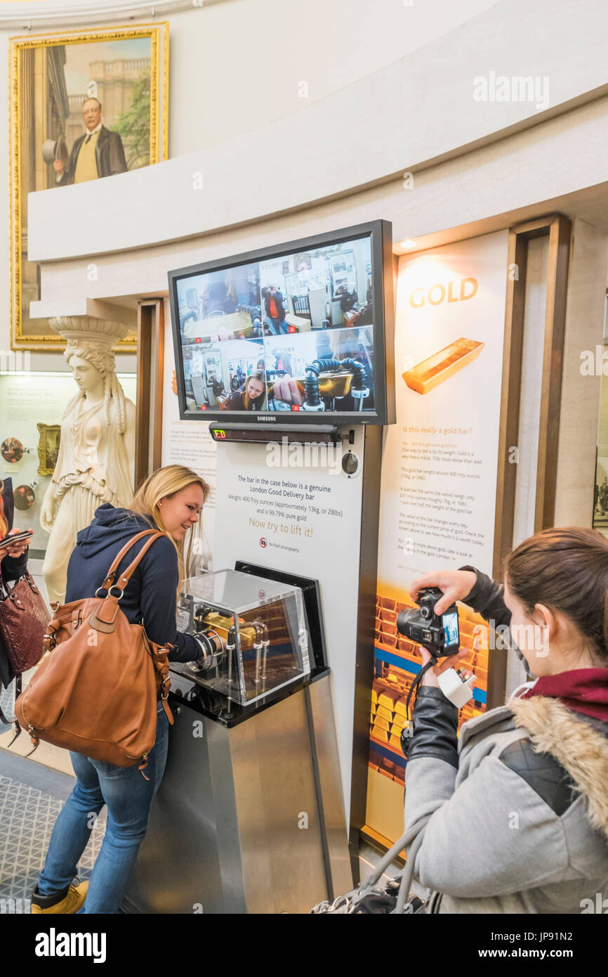 L'Angleterre, Londres, la ville, Bank of England Museum, levage Visiteur Barre d'or solide Banque D'Images