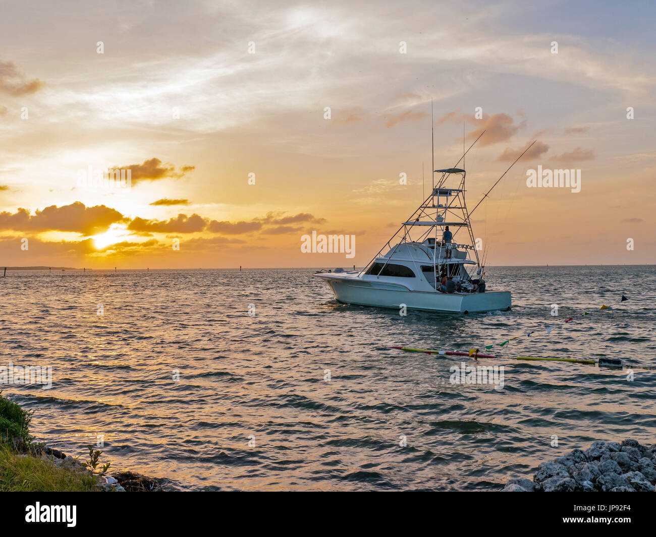 Bateau de pêche sportive au lever du soleil, laissant les clés de la Floride, USA Banque D'Images