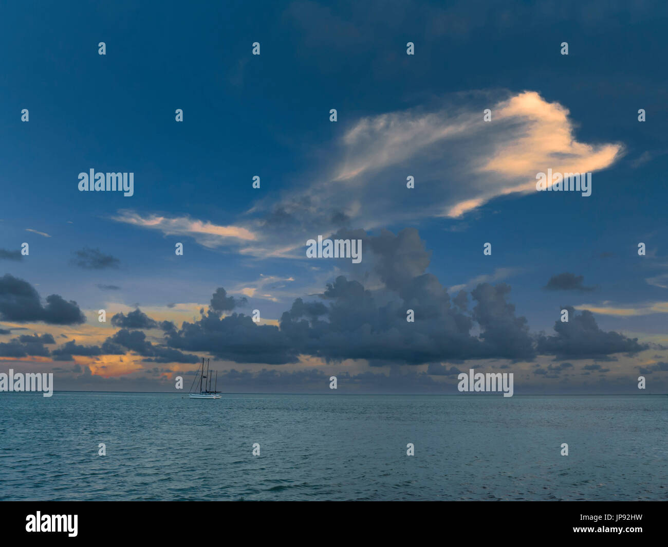 Coucher Soleil nuages en mer, Islamorada, Florida, USA Banque D'Images