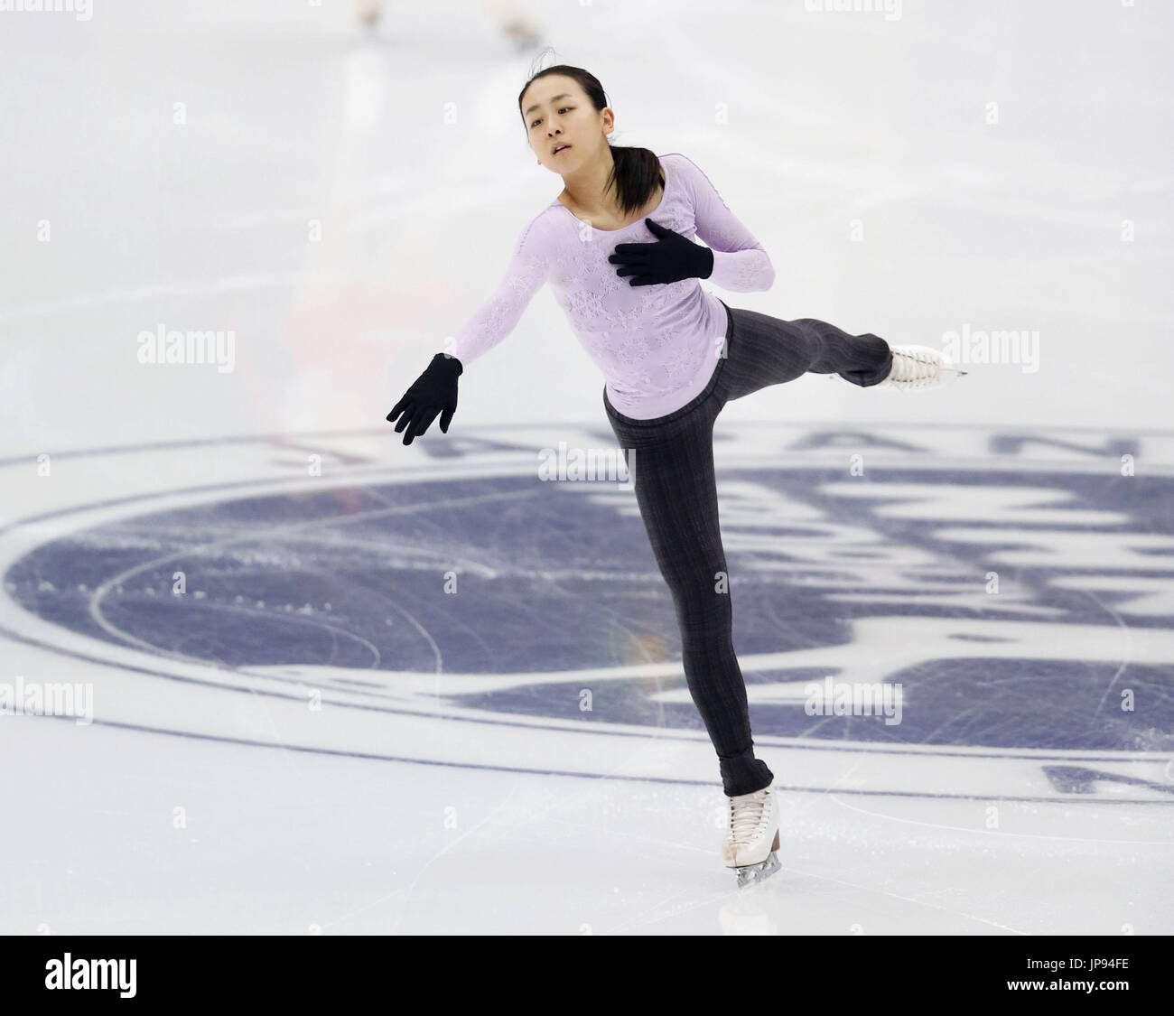 Mao Asada du Japon pratiques au grand chapeau arena de Nagano, centre du Japon, le 26 novembre 2015, pour le 27 au 29 novembre Trophée NHK ISU Grand Prix of Figure Skating de l'événement. Le triple champion du monde fait son retour pour le Grand Prix avec la victoire dans la Coupe de Chine le 7 novembre. (Kyodo) = =Kyodo Banque D'Images