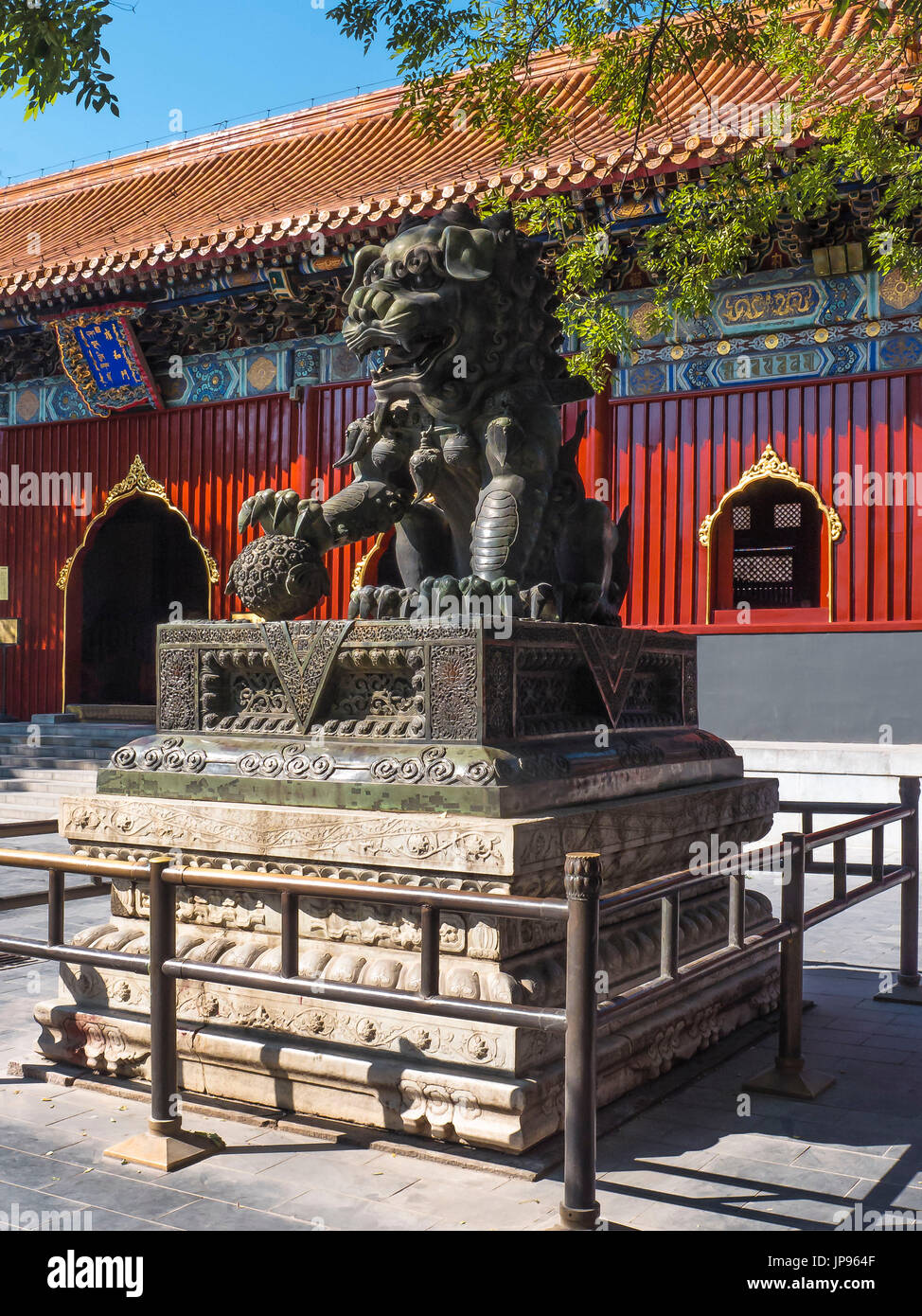 Lion mâle Bronze, Yonghe Temple, Beijing, Chine Banque D'Images
