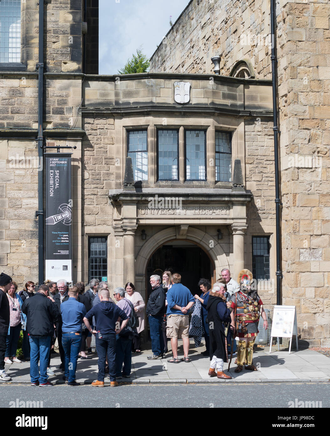 Un groupe de visiteurs à l'extérieur de la bibliothèque de l'Université de Durham sur Palace Green, Durham, England, UK Banque D'Images