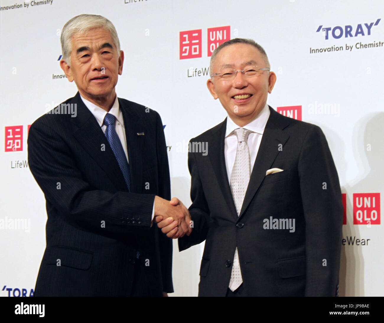 Uniqlo Co. chef Tadashi Yanai (R) et Toray Industries Inc. Président Akihiro Nikkaku serrer la main lors d'une conférence de presse à Tokyo le 17 novembre 2015, où ils ont annoncé un partenariat stratégique pour 2016-2020 avec l'objectif d'atteindre un total cumulatif de 1 600 milliards de yens dans les transactions d'affaires. C'est les deux tiers des entreprises Entente de cinq ans depuis 2006. (Kyodo) = =Kyodo Banque D'Images