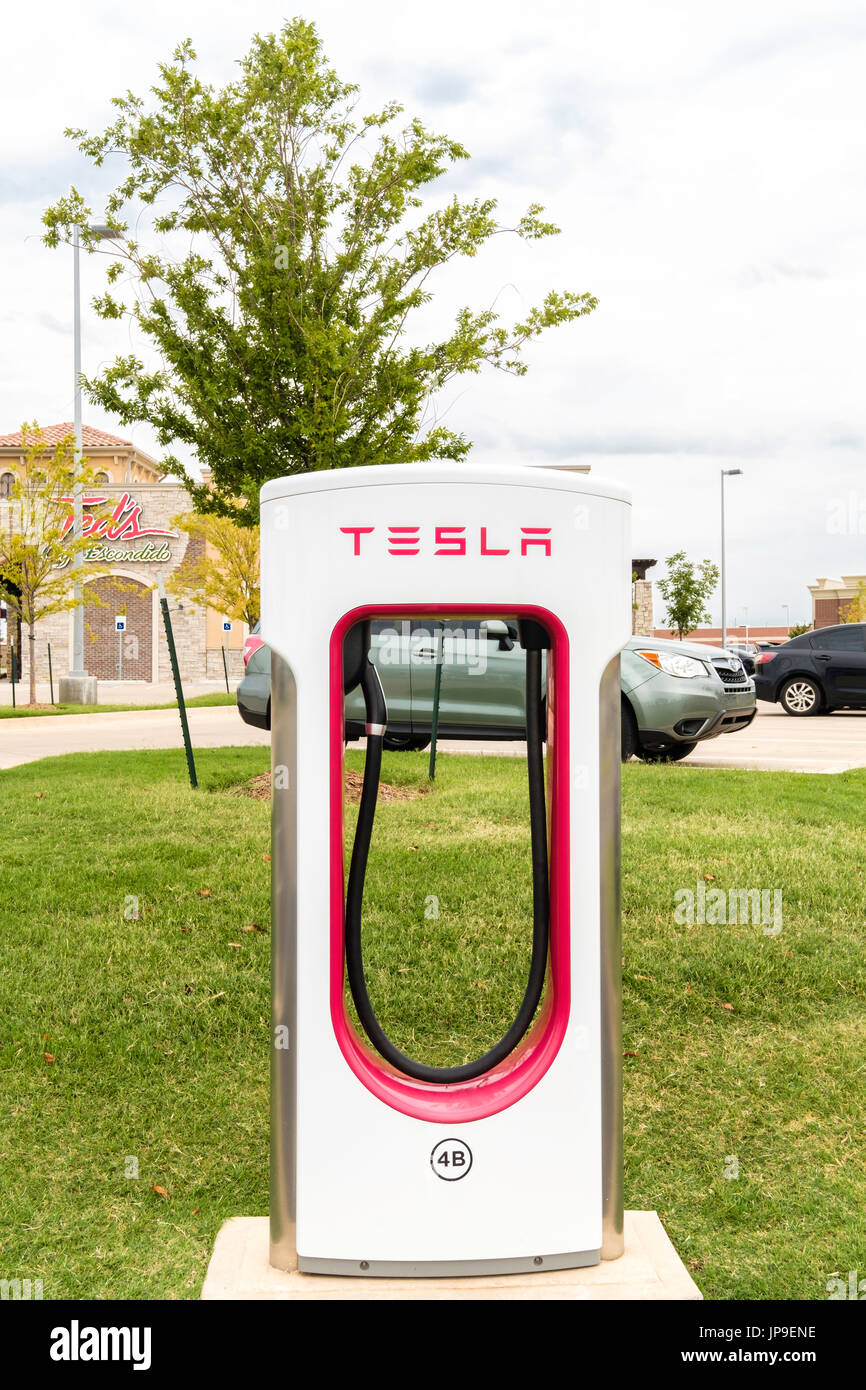 480 Volts Tesla Tesla Station de charge pour mlodel S, X et 3 situé dans l'ouest de Oklahoma City, près de Reno & Conseil routes.New York, USA. Banque D'Images