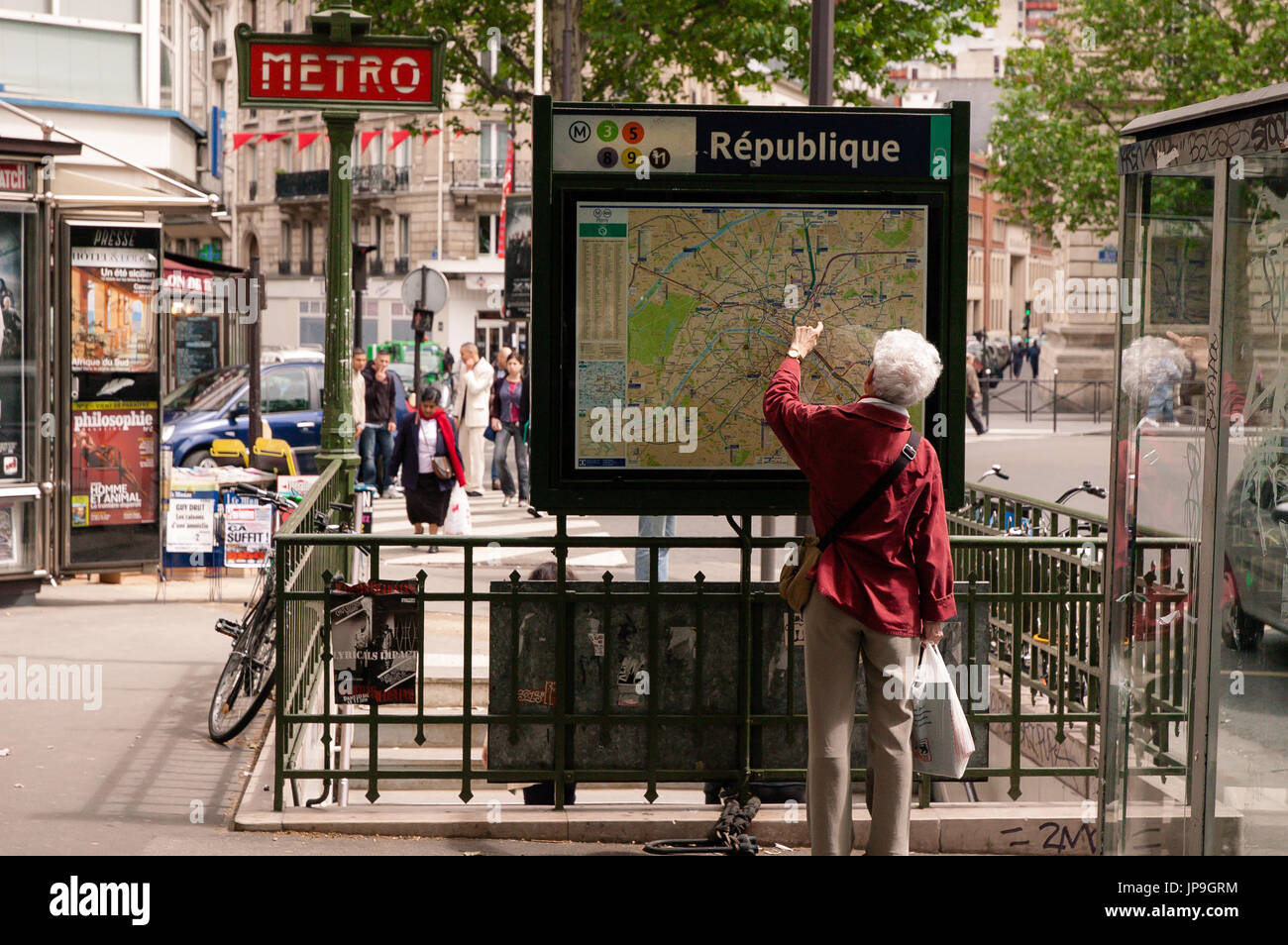 Dame de vérifier le plan du métro à l'entrée de la station de la République à Paris France Banque D'Images