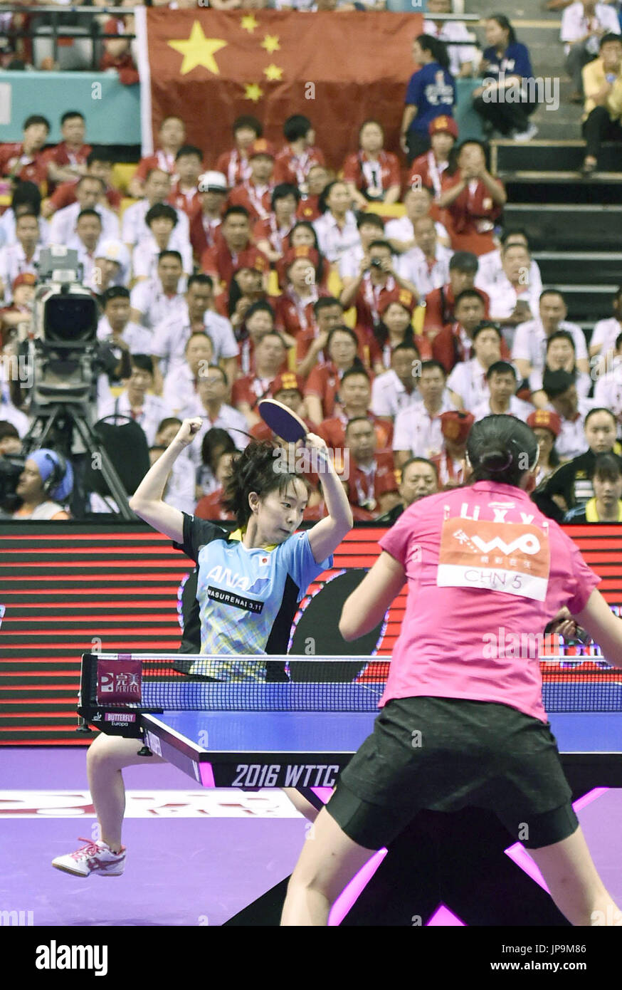 Kasumi Ishikawa du Japon (retour) joue contre la Chine Li Xiaoxia pendant les finales de la World Team Tennis de Table Championnats du monde à Kuala Lumpur le 6 mars 2016. Les femmes du Japon ont été défaits 3-0 par la Chine, de l'absent dehors sur le dernier titre qu'ils ont remporté en 1971. (Kyodo) = =Kyodo Banque D'Images