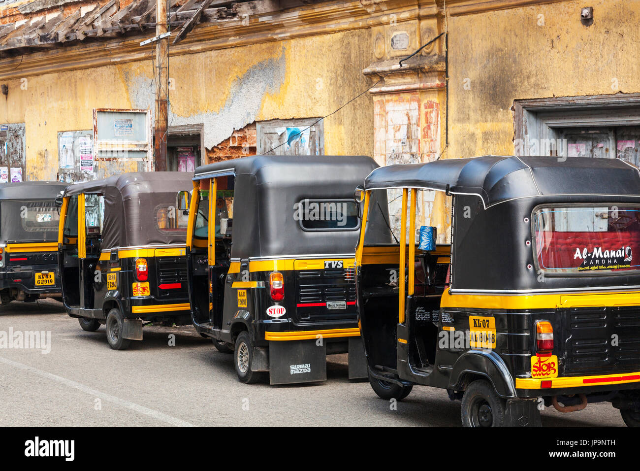 Tuk Tuks stationné à Cochin, Kerala, Inde Banque D'Images
