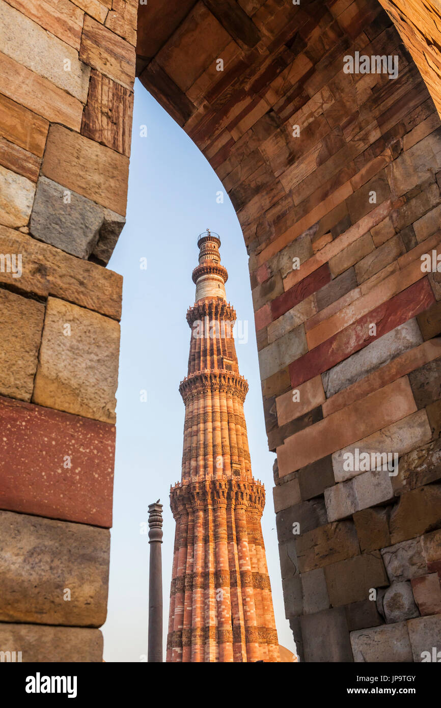 Le Qutb Minar que voir à travers une arche dans le complexe de Qutb, site du patrimoine mondial de l'UNESCO à New Delhi, Inde. Banque D'Images