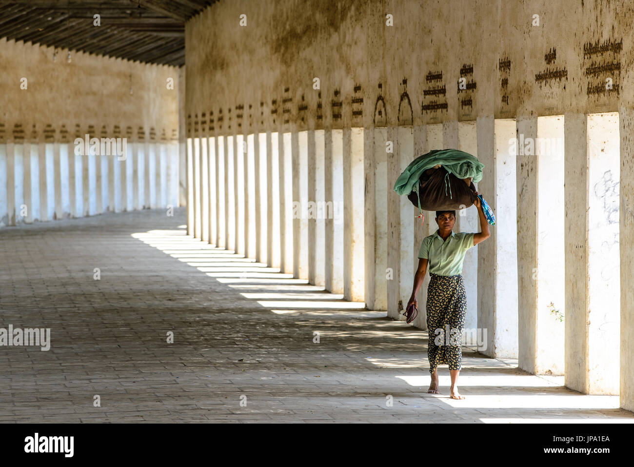 BAGAN, MYANMAR - février 11, 2014 : Lady birman sur le chemin de la Pagode Shwezigon Banque D'Images