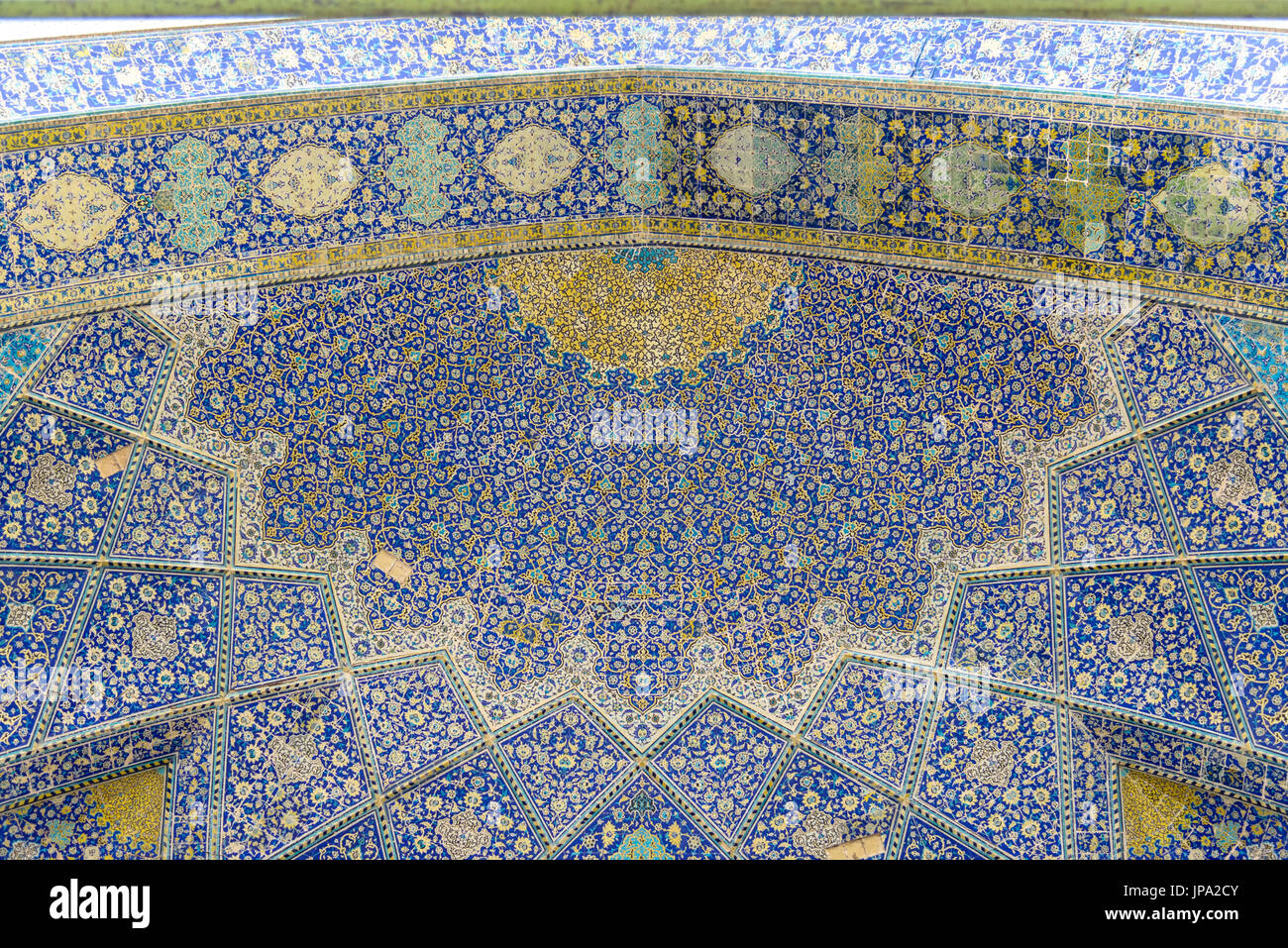 ISFAHAN, IRAN - le 13 octobre 2014 : plafond de la mosquée d'Imam au sud de Naqsh-e Jahan Square - l'un des sites du patrimoine mondial de l'UNESCO Banque D'Images