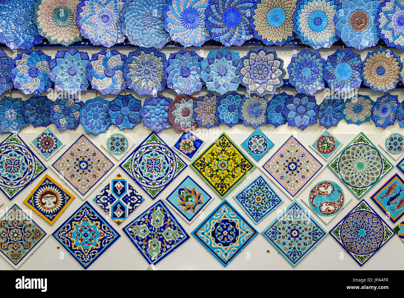 ISFAHAN, IRAN - le 18 octobre 2014 : des carreaux émaillés et iraniens de souvenirs dans le bazar d'Ispahan Banque D'Images