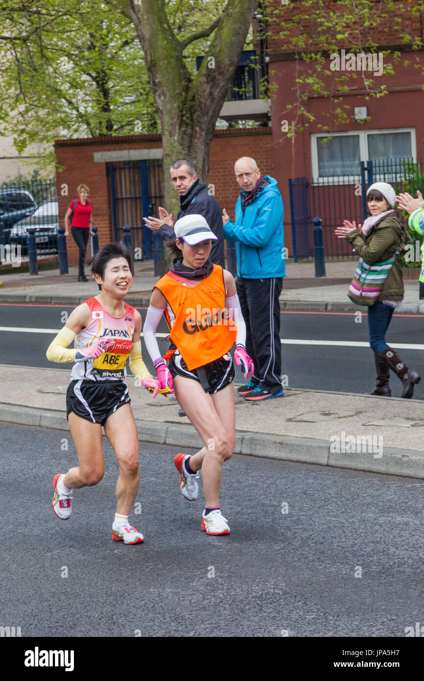Angleterre, London, Londres, Malvoyants Marathon Runner japonaise et Guide Banque D'Images
