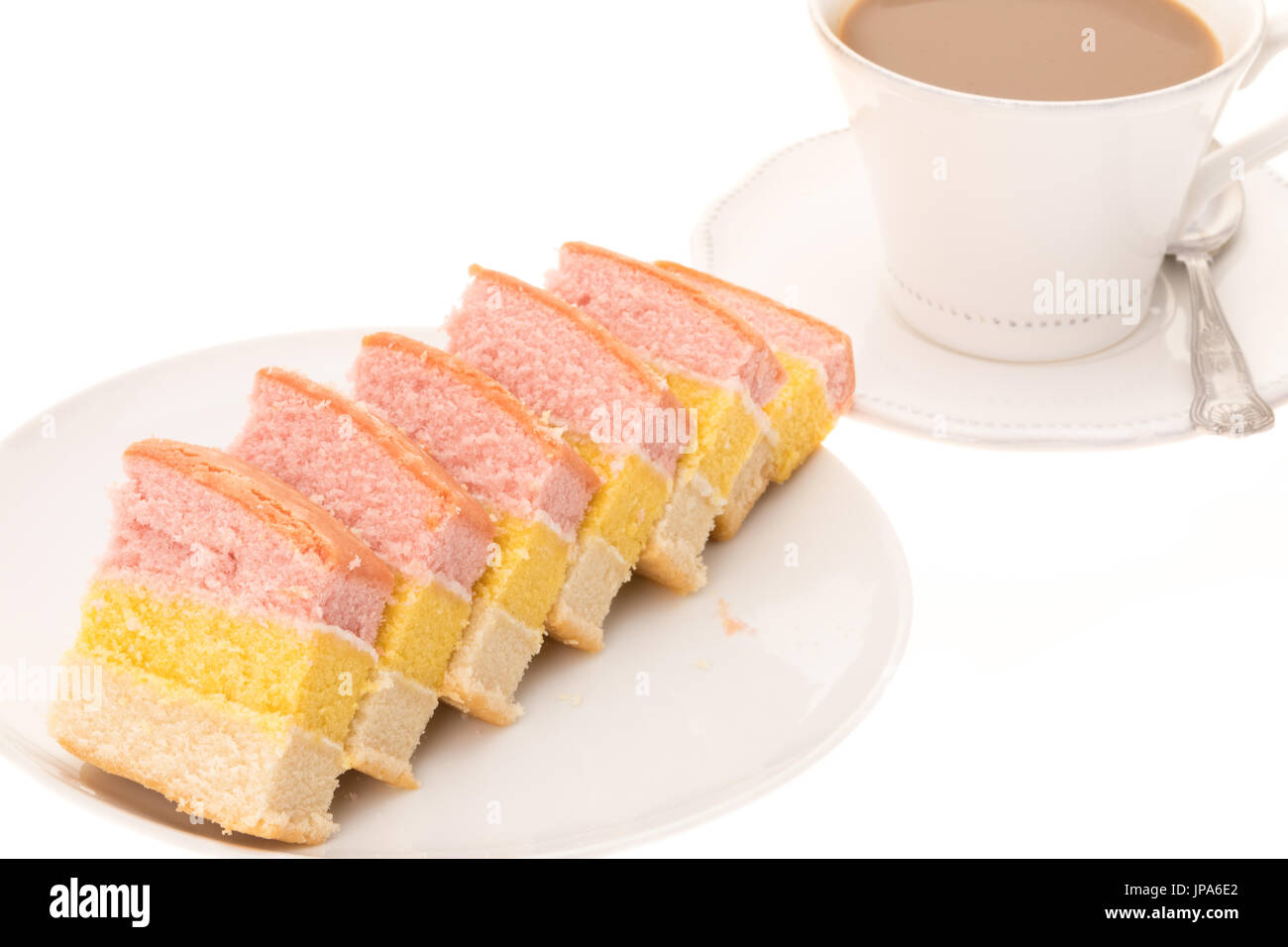 Tranches de gâteau Ange avec une tasse de café - Fond blanc Banque D'Images