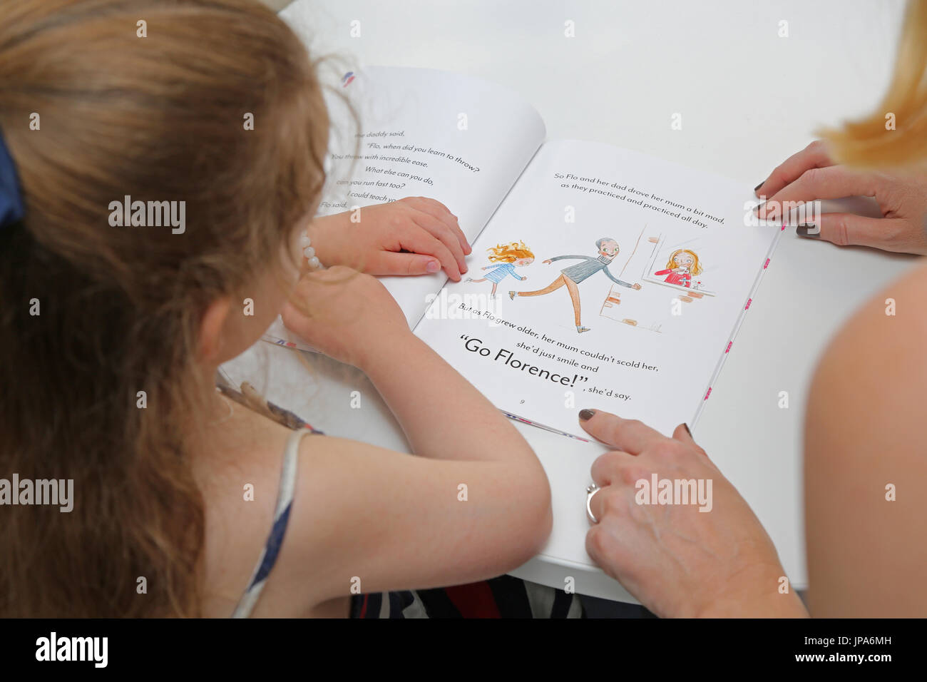 Une mère et une fille ont lu un livre de l'auteure Suzanne Hemming, une nouvelle enfant Banque D'Images